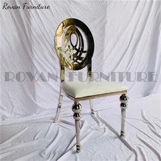 Divatos fehér és arany étkezőszékek esküvőre